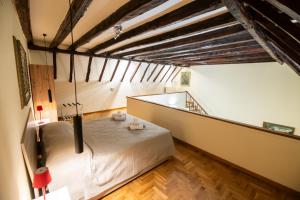 una camera con un letto in una stanza con pavimenti in legno di Cattedrale492 a Palermo