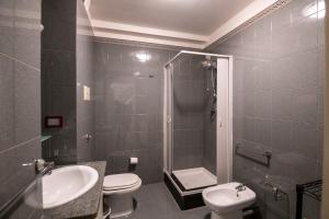 un bagno con doccia, WC e lavandino di Cattedrale492 a Palermo Altre 8 foto