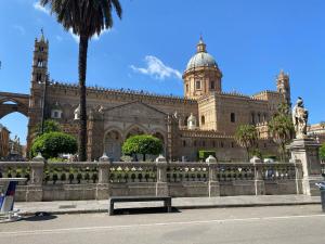 un edificio con una panchina davanti di Cattedrale492 a Palermo