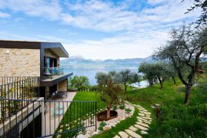 ein Haus mit einem Balkon mit Seeblick in der Unterkunft Podere Sabaina, Private Villa mit Pool, Seeblick und 3 Wohneinheiten zur Alleinnutzung in Torri del Benaco