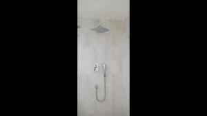 Un baño con ducha y cabezal de ducha en Grand Darbar, en Bānda