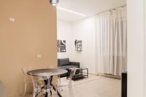 a living room with a table and a couch at Dieci by Comorooms in Como
