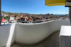 balcón con vistas a la ciudad en Aries Apartments, en Bitola