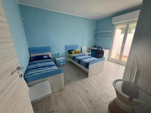 a bedroom with two beds and a tub in it at Ferienhaus im Herzen von Salento in Capilungo