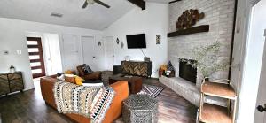 TV o dispositivi per l'intrattenimento presso Breathe Easy Here in Buda 3bd 2ba Home