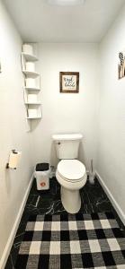 Bagno di Breathe Easy Here in Buda 3bd 2ba Home
