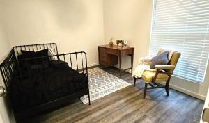 Letto o letti in una camera di Breathe Easy Here in Buda 3bd 2ba Home