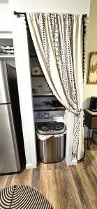 Cucina o angolo cottura di Breathe Easy Here in Buda 3bd 2ba Home