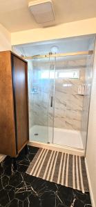 una doccia con una porta in vetro in un bagno di Breathe Easy Here in Buda 3bd 2ba Home a Buda
