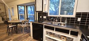 Cucina o angolo cottura di Breathe Easy Here in Buda 3bd 2ba Home