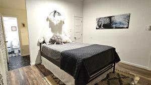 Letto o letti in una camera di Breathe Easy Here in Buda 3bd 2ba Home