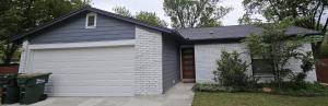 una casa con un garage con di Breathe Easy Here in Buda 3bd 2ba Home a Buda