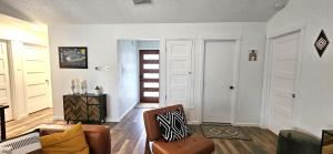 Area soggiorno di Breathe Easy Here in Buda 3bd 2ba Home