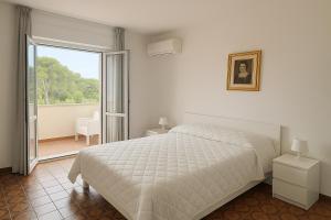 A bed or beds in a room at Casa Stazione Magliana
