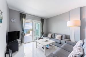 a living room with a couch and a tv at Apartamento Mi Capricho in Mijas Costa