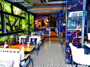 ein Restaurant mit Stühlen und Tischen in einem Raum in der Unterkunft Grand Best Nobel Hotel İstanbul in Istanbul + 30 Fotos