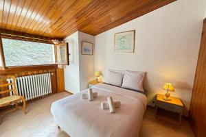a bedroom with a large bed and a window at Beautiful detached house facing the slopes in Valberg