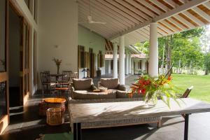 ein Wohnzimmer mit Sofa und Tisch in der Unterkunft Boundary House in Galle