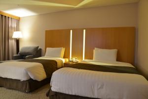 Postel nebo postele na pokoji v ubytování Ramada by Wyndham Songdo