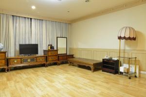 TV a/nebo společenská místnost v ubytování Ramada by Wyndham Songdo