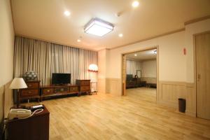TV a/nebo společenská místnost v ubytování Ramada by Wyndham Songdo