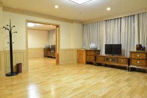TV a/nebo společenská místnost v ubytování Ramada by Wyndham Songdo