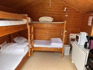 a bedroom with two bunk beds in a cabin at Klippertorp in Enköping