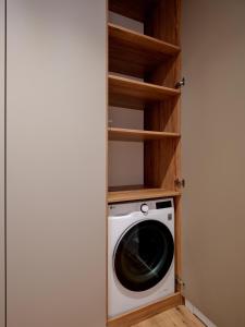 a laundry room with a washer and dryer at Luxusowy Apartament Staszica in Koszalin