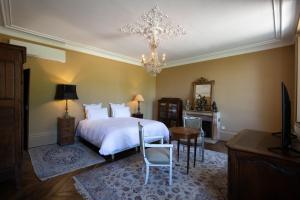 Le Château du Sollier - Charme calme et confort climatisation à 5mn du peage客房内的一张或多张床位