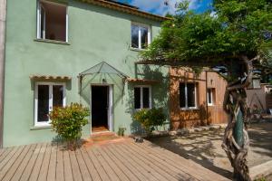 a green house with a wooden walkway in front of it at Batisse de vacance cadre exceptionnel in Fréjus