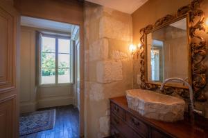 布尔日Le Château du Sollier - Charme calme et confort climatisation à 5mn du peage的带水槽和镜子的浴室 更多37张照片