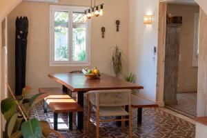 a dining room with a wooden table and chairs at Batisse de vacance cadre exceptionnel in Fréjus