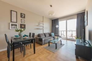 salon z kanapą i stołem w obiekcie P&O Apartments KONSTRUKTORSKA Mokotów w Warszawie