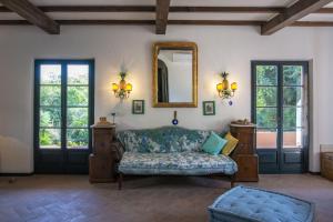 een woonkamer met een bank en een spiegel bij Villa Il Bagno in Bagno +82 foto's
