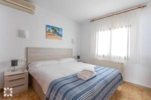 biała sypialnia z łóżkiem i ręcznikami w obiekcie Villa Nani by Abahana Villas w mieście Calpe +19 zdjęć