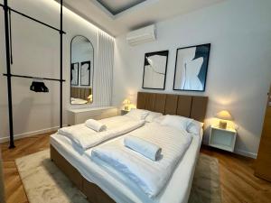 A bed or beds in a room at ORANGEHOMES Fantastic 3 bedrooms apartment Dohány street