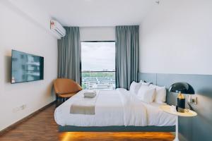 PenampangにあるK AVENUE TOWER B by The Pillow House, 5 Minutes to KKIA Airportの大きなベッドと窓のあるホテルの部屋 +90枚の写真