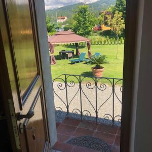 Una puerta abierta a un patio con cenador. en Casa Simonetti, en Lucca