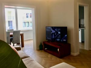 salon z telewizorem z płaskim ekranem na szafce w obiekcie Modern Urban Soul Retreat w mieście Torres Vedras