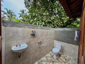 Ένα μπάνιο στο The Gem Bali