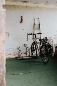a bike parked in a room with a chair at Ferienwohnungen "Hermann & Lucy" in Bad Muskau