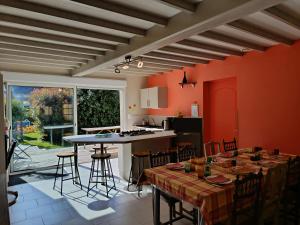 Una cocina o cocineta en Aux 10 Ponts - Gîte aux abords du fleuve La Somme - La mer à 30 min - La nuit pour 6 voyageurs