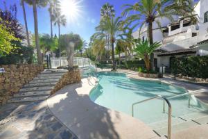 Bazén v ubytování 1081 beachfront penthouse jacuzzi roofterace lounge wifi nebo v jeho okolí