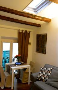 a living room with a couch and a table at Appartamento dei Sassetti in Savona