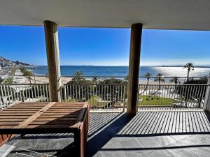 a balcony with a view of the beach and the ocean at Apartament Marina Roses 3 in Roses