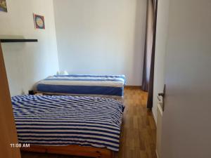 dwa łóżka w pokoju z korytarzem w obiekcie La soleillade d'Arnis w mieście Cahors