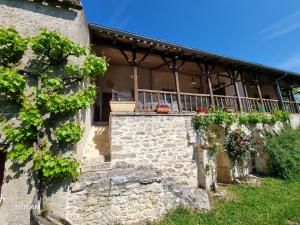 Kamienny dom z roślinami na boku w obiekcie La soleillade d'Arnis w mieście Cahors