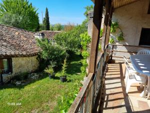 widok na ogród z balkonu domu w obiekcie La soleillade d'Arnis w mieście Cahors