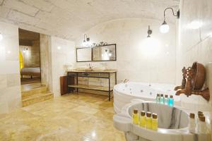 A bathroom at Kayra Cave Suites