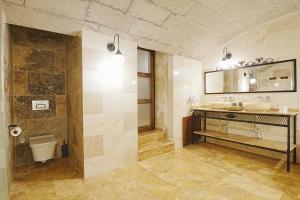 A bathroom at Kayra Cave Suites
